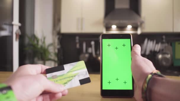 Mains masculines payant une carte dans le smartphone — Video