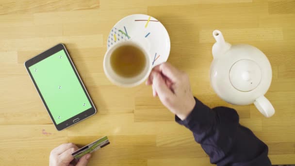 Mãos femininas rolando um tablet com tela verde — Vídeo de Stock