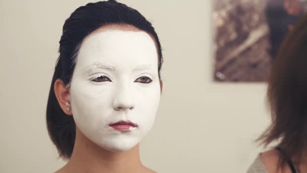 Porträt einer jungen Frau im Make-up-Studio. — Stockvideo