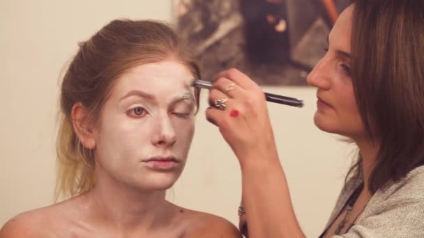 Maquiagem artista desenho no rosto modelos — Vídeo de Stock