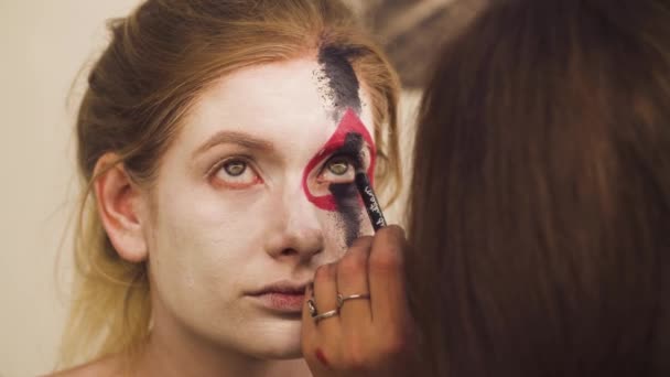 De make-up artiest tekenen van de omtrek van de ogen — Stockvideo