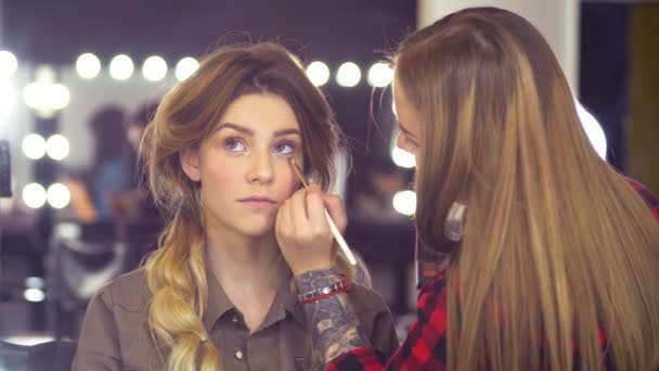 L'artista del trucco che applica l'ombretto — Video Stock