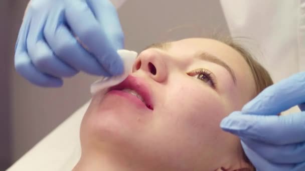 Руки врача массируют губы пациентам — стоковое видео