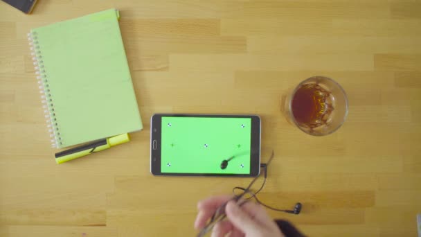 Mains masculines payant une carte dans la tablette — Video