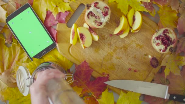Herfst naturemorte. Chef-kok pruimen in een pot zetten — Stockvideo