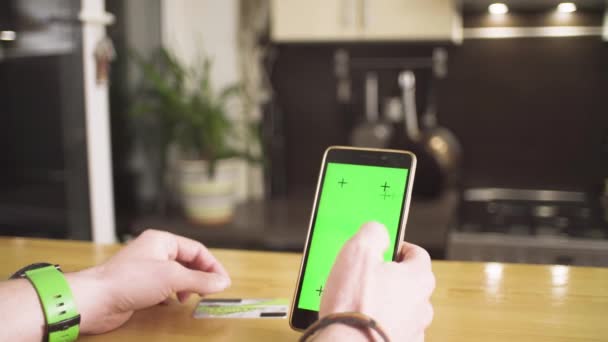 Mains masculines payant une carte dans le smartphone — Video