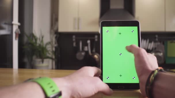 Mains masculines payant une carte dans la tablette — Video