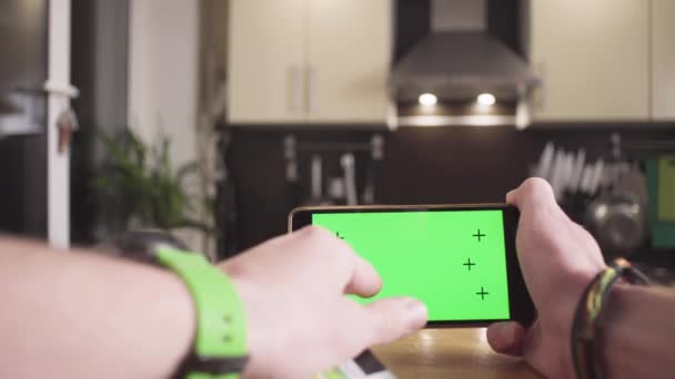 Erkek el smartphone içinde bir kartı ödeme — Stok video