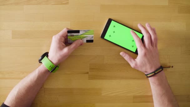 Mains masculines payant une carte dans le smartphone — Video