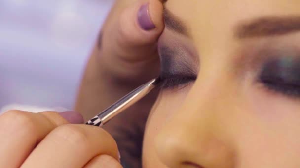 El maquillador dibujando el contorno — Vídeos de Stock