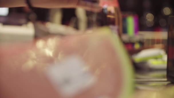 レジで商品をスキャンする女性の手 — ストック動画