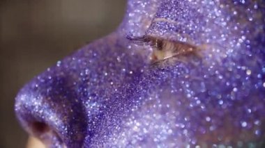 Yüz sanat. Rimel uygulamak makyaj sanatçısı