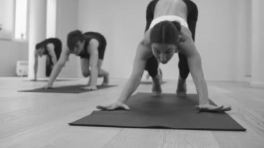 Yoga sınıfı. İnsanlar yoga egzersizleri yapıyor