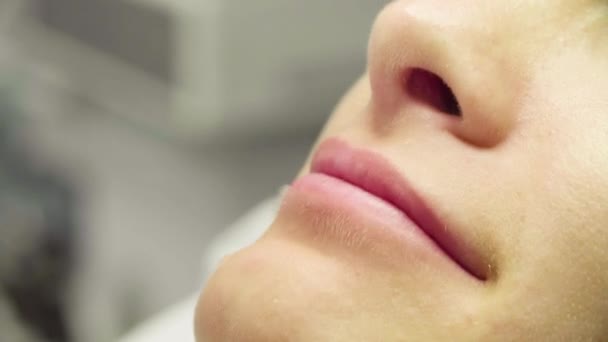 Arzt untersucht die Lippen des Patienten — Stockvideo