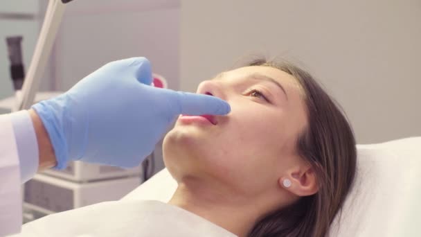 Médico limpando solução os lábios pacientes — Vídeo de Stock