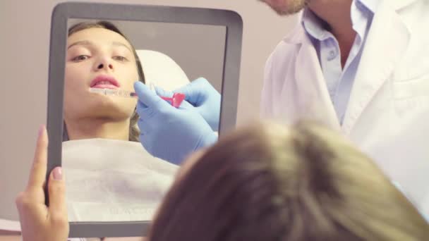 Cara femenina en el espejo mirando sus labios — Vídeos de Stock