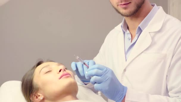 Médico masculino haciendo aumento de labios — Vídeos de Stock