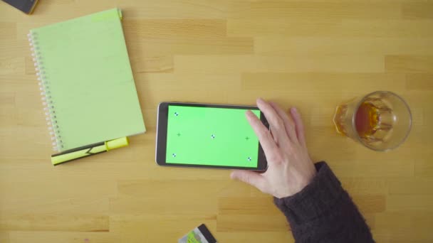 Mains masculines faisant défiler la tablette 