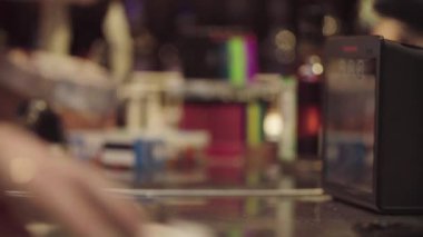 Hesap makinesinde sayma kadının elleri