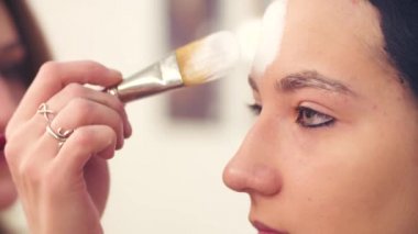 Çizim modelleri yüzünde makyaj sanatçısı