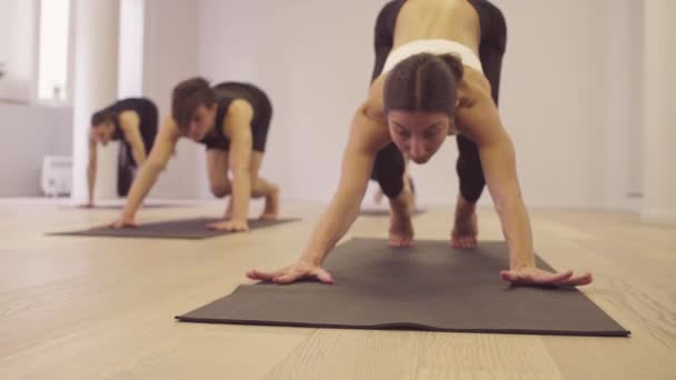 Clase de yoga. Gente haciendo ejercicios de yoga — Vídeos de Stock