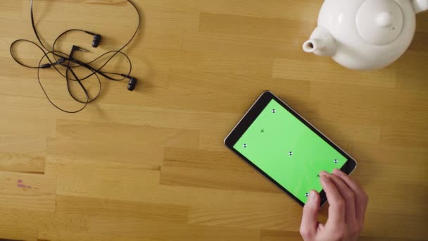 Mão masculina rolando um tablet com tela verde — Vídeo de Stock