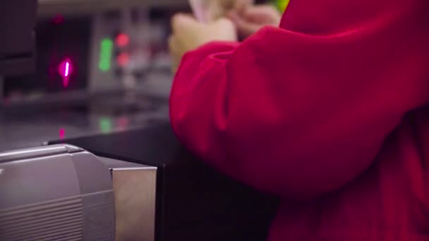 Mujer trabajando en caja registradora en la tienda — Vídeos de Stock