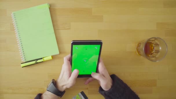 Mains masculines faisant défiler la tablette 