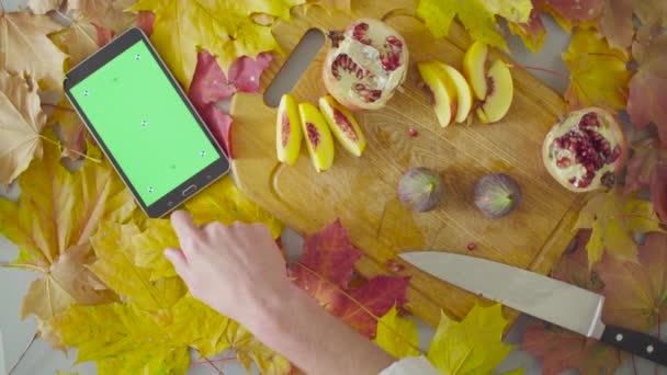 Naturemorte de outono. Chef cortando um figo — Vídeo de Stock