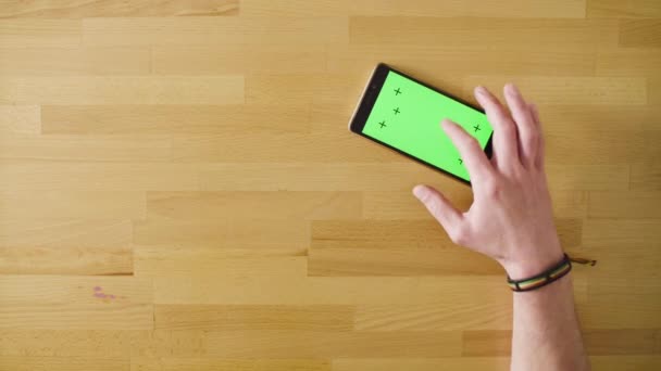 Erkek el smartphone içinde bir kartı ödeme — Stok video