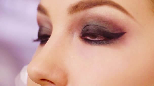 Γυναικεία μάτια με τελικό μακιγιάζ — Αρχείο Βίντεο