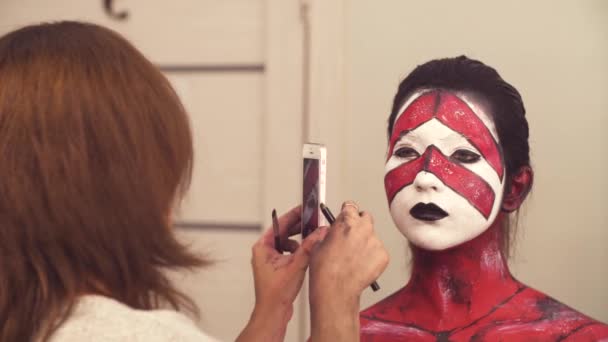Make-up kunstenaar schieten een model door Smart Phone — Stockvideo