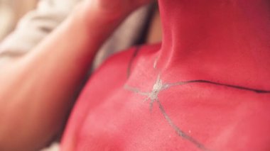 Çizgi çizim modelleri yüzünde makyaj sanatçısı