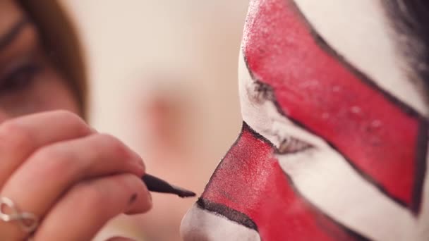 Maquillaje artista línea de dibujo en la cara modelos — Vídeo de stock