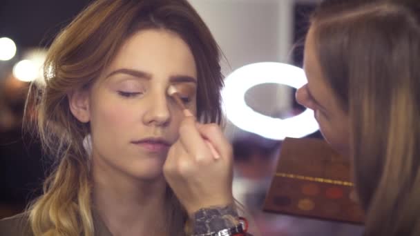 De make-up artiest toepassing van oogschaduw — Stockvideo