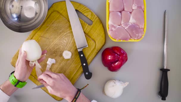 Chef cocinando un plato de pollo. Corte de cebolla — Vídeos de Stock