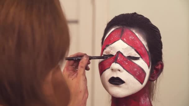 Den makeupartist rita konturen av ögonen — Stockvideo