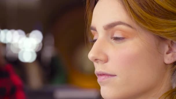 Použití očních stínů makeup umělec — Stock video