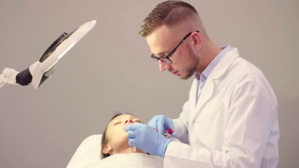 Médico masculino haciendo aumento de labios — Vídeo de stock