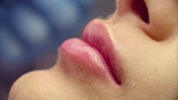 Rostro del paciente durante el aumento de labios — Vídeos de Stock