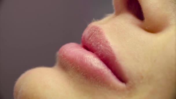 Dudak büyütme operasyonu sırasında hastanın yüz — Stok video
