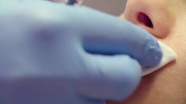 Doktor hasta dudak çözüm silerek