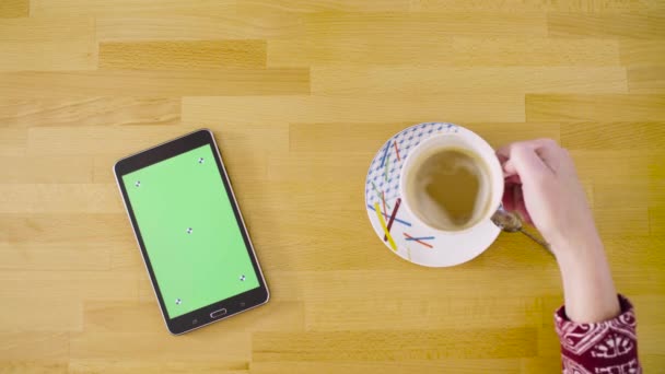 Yeşil ekran. Bir tablet kaydırma eller — Stok video