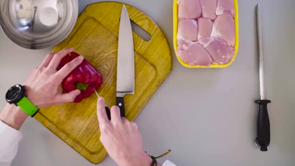 Chef cocinando un plato de pollo. Cortar pimentón — Vídeos de Stock