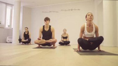 Yoga sınıfı. İnsanlar yoga egzersizleri yapıyor