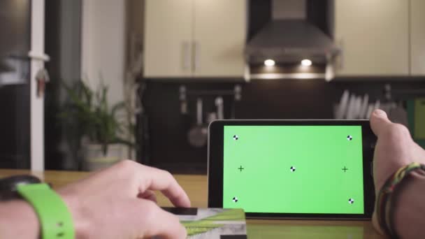 Erkek el tablet bir kartı ödeme — Stok video