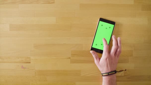 Mains masculines payant une carte dans le smartphone 