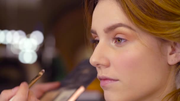 The makeup artist applying eyeshadow — Stock Video
