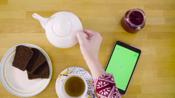 Tela verde. Mãos femininas rolando um tablet — Vídeo de Stock