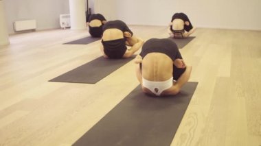 Yoga sınıfı. İnsanlar yoga egzersizleri yapıyor